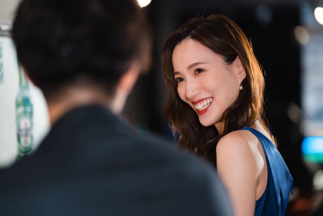 横並びで会話する男女