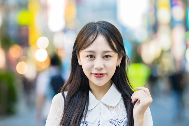 街中でこちらを見る女性