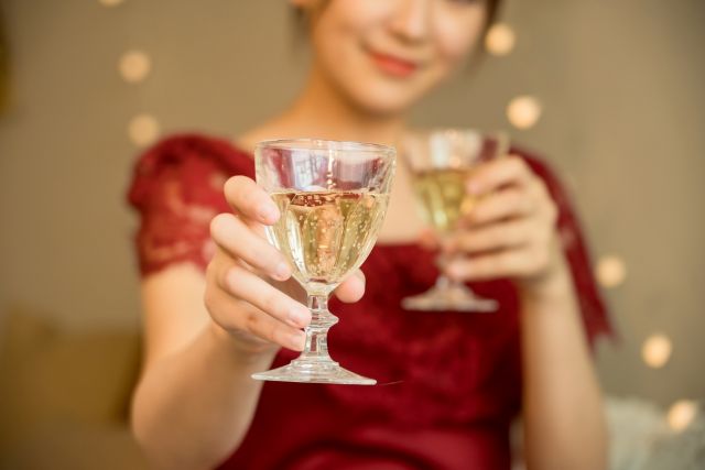 グラスをこちらに渡す女性